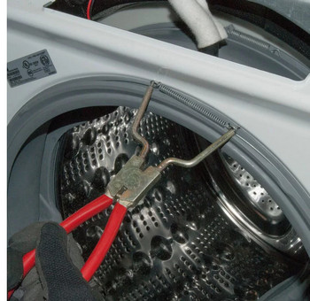 Мастер проводит замену манжеты стиральной машины Самсунг